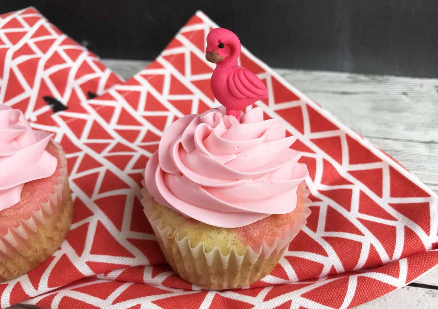 Selbstgemachte rosa Flamingo-Cupcakes - Inspirierte Strandparty